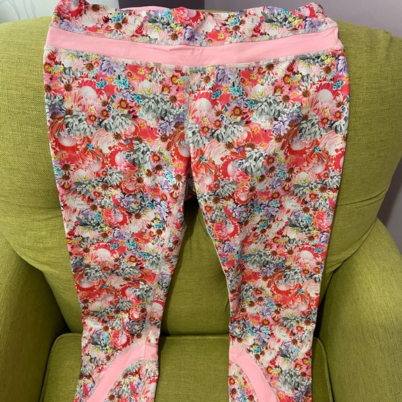 Lululemon Run: Inspire Crop II Luxtreme
Flowabunga - Picture 3 of 7